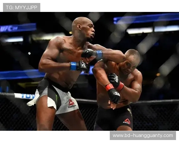 乔恩·琼斯赛场上铁血硬汉，下赛季却被爆只穿着睡衣回家？