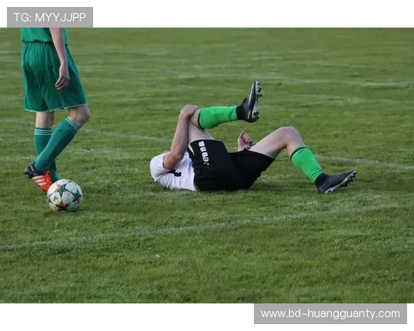 先触球情况下犯规判罚规则全解析：什么时候算免责？