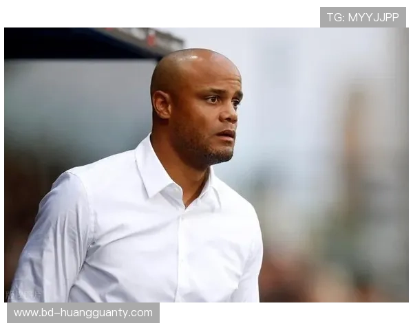 孔帕尼退役后住城堡，每天五点起床遛狗顺便看财报