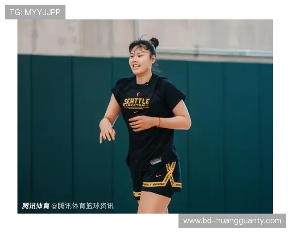 李月汝训练完逛超市手拿几百块零食袋子多得像抢劫现场，不像篮球运动员亲戚还笑场了