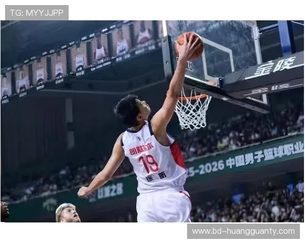 奥卡福利用背筐单打拉开内线空间提升球队篮板率